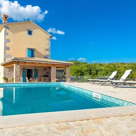 Rustic Lusa Villa *